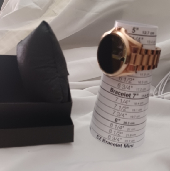 Like new MICHAEL KORS BRADSHAW ROSE GOLD SMARTWATCH MKT-5004 - Picture 3 of 7